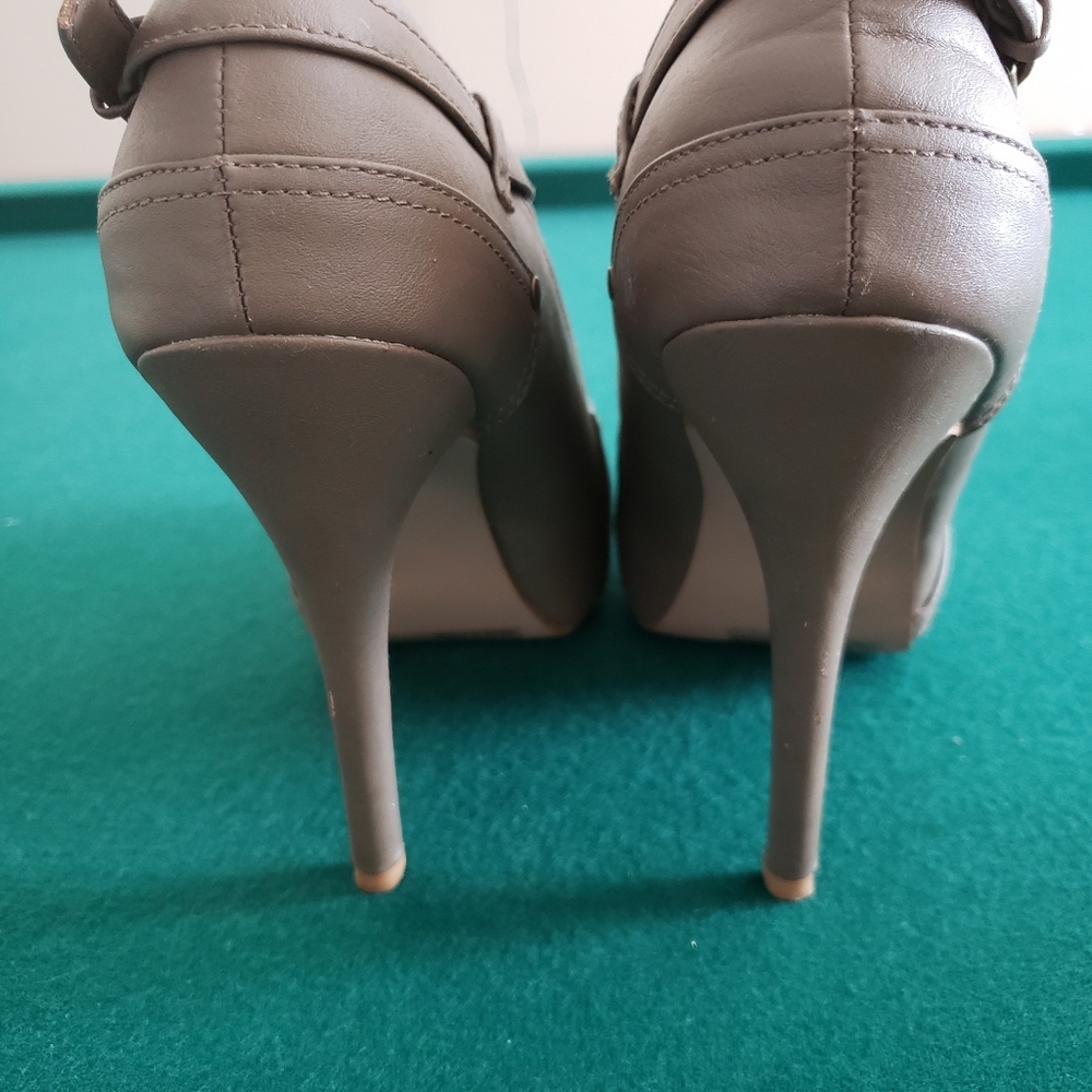 Heels - Picture 2 of 3